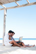 Foto: Happy couple surfing the net outdoor Happy couple surfing the net outdoor