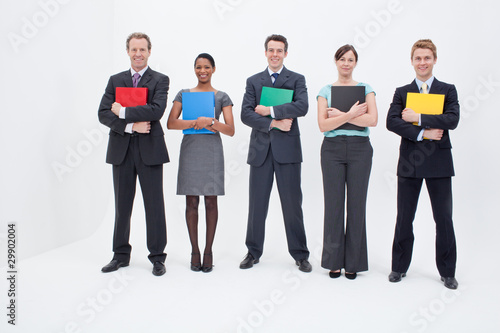 Foto: Five businesspeople holding file folders Five businesspeople holding file folders