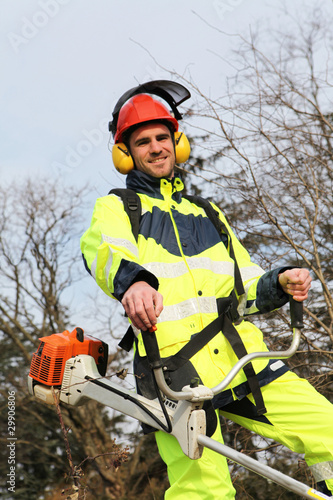 Photo: débroussaillage par un jardinier pépiniériste sécurisé débroussaillage par un jardinier pépiniériste sécurisé