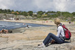 frau betrachtet strand in schweden