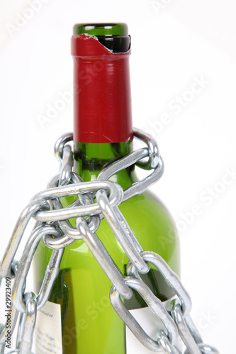 Photo: Wein in Ketten Wein in Ketten