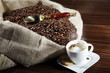 Kaffeebohnen im Sack mit Löffel und frischem Kaffee, quer