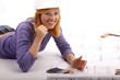 Gl&uuml;ckliche Frau mit Bauplan, Helm, Taschenrechner, Geld