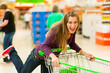 Frau im Supermarkt mit Einkaufswagen