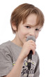 enfant chantant avec micro sur fond blanc enfant chantant avec micro sur fond blanc