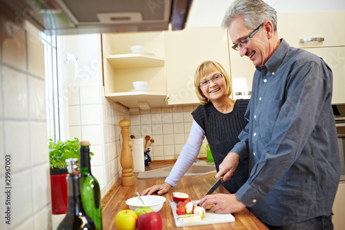Foto: Hausmann bereitet Müsli vor Hausmann bereitet Müsli vor