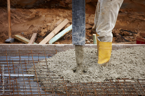 Photo: Bauarbeiter gießt Betondecke Bauarbeiter gießt Betondecke