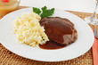 Rheinischer Sauerbraten mit Nudeln und Apfelmus