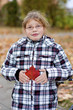 Mädchen mit rotem Blatt Herbstlaub