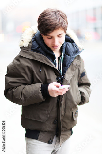 Foto: Jugendlicher mit Handy Jugendlicher mit Handy