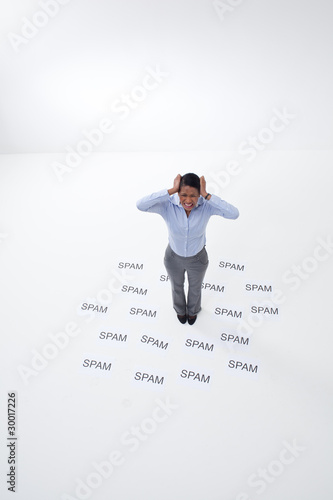 Foto: Desperate businesswoman surrounded by spam Desperate businesswoman surrounded by spam