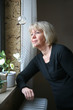 Frau am Fenster 7