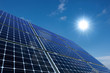 Monokristalline Solarmodule vor sonnigem Himmel