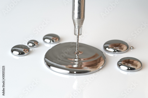 Foto: Mercury pouring from a pipette Mercury pouring from a pipette