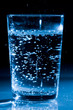 glas wasser mit luftblasen