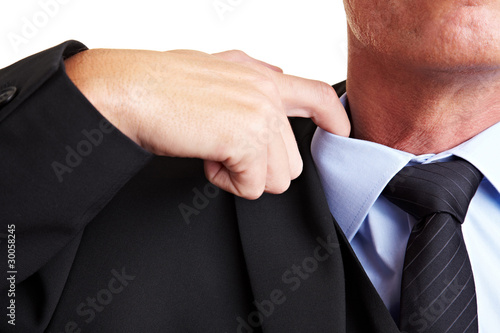Foto: Hand lockert Hemdkragen Hand lockert Hemdkragen