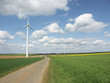 éolienne sur route de campagne en Poitou-Charentes éolienne sur route de campagne en Poitou-Charentes