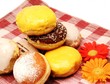 Pfannkuchen auf der Tischdecke