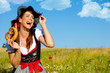 magd im feld mit hut