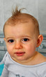 bébé punk cheveux hérissés sourire