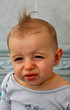 bébé punk cheveux hérissés yeux fermés