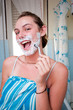 Foto: Ragazza spiritosa ammicca facendo barba Ragazza spiritosa ammicca facendo barba