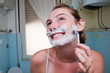 Foto: ragazza spiritosa ammicca facendo barba ragazza spiritosa ammicca facendo barba