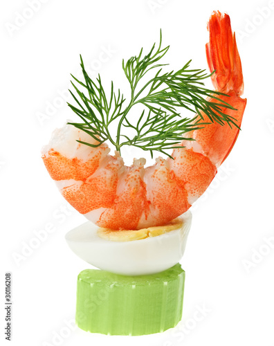 Foto: Shrimp canape with quail egg and dill twig Shrimp canape with quail egg and dill twig