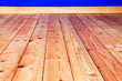Renovierter Holzfußboden mit tiefblaublau gestrichener Wand