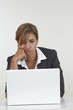 business Frau am computer müde