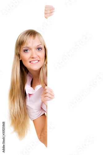 Photo: blonde frau präsentiert leeres schild blonde frau präsentiert leeres schild