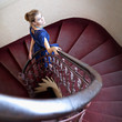 Foto: Classic portrait of elegant woman on staircase Classic portrait of elegant woman on staircase