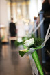 blumendekoration in der kirche bei hochzeit