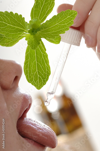 Photo: Stevia Rebaudiana flüssig mit Zunge und Pipette Stevia Rebaudiana flüssig mit Zunge und Pipette