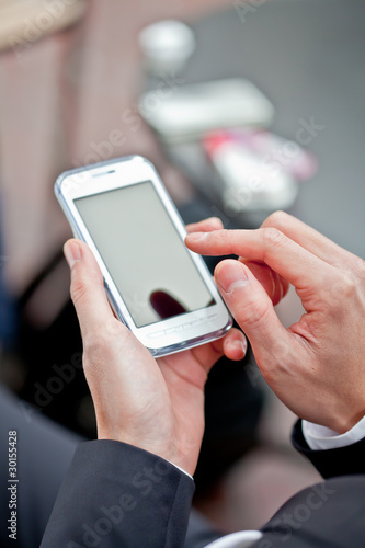 Photo: スマートフォン 男性 メンズ 若い ビジネスマン ビジネスシーン スマートフォン 男性 メンズ 若い ビジネスマン ビジネスシーン