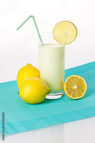 Foto: Trinkjoghurt Zitrone, Zitronenshake im Glas mit Zitronen Trinkjoghurt Zitrone, Zitronenshake im Glas mit Zitronen