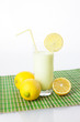 Foto: Trinkjoghurt Zitrone, Zitronenshake im Glas mit Zitronen Trinkjoghurt Zitrone, Zitronenshake im Glas mit Zitronen