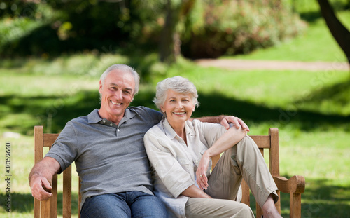 Foto: Senior couple sitting on a bench Senior couple sitting on a bench