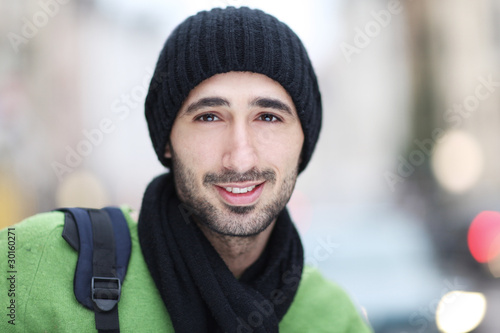 Photo: Mann mit Rucksack und grünem Pulli Mann mit Rucksack und grünem Pulli
