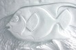 poisson sculpté dans la neige