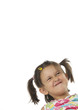 Bambina con viso contrariato su sfondo bianco