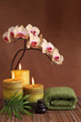 Foto: Spa products with green candles, stones and towel Spa products with green candles, stones and towel