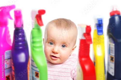 Photo: Aufpassen: Baby will mit Putzmittel spielen Aufpassen: Baby will mit Putzmittel spielen