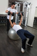 Zwei Männer im fitness studio
