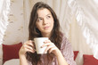 Foto: Mädchen mit Kaffeebecher im Bett Mädchen mit Kaffeebecher im Bett