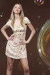 ragazza con bolle di sapone