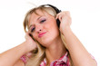 junge frau bewegt sich zur musik