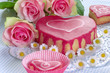 Selbstgebackener Kuchen in Herzform mit Rosen