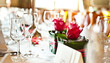 Festtafel mit Blumendekoration
