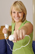 Junge Frau mit Game-Controller